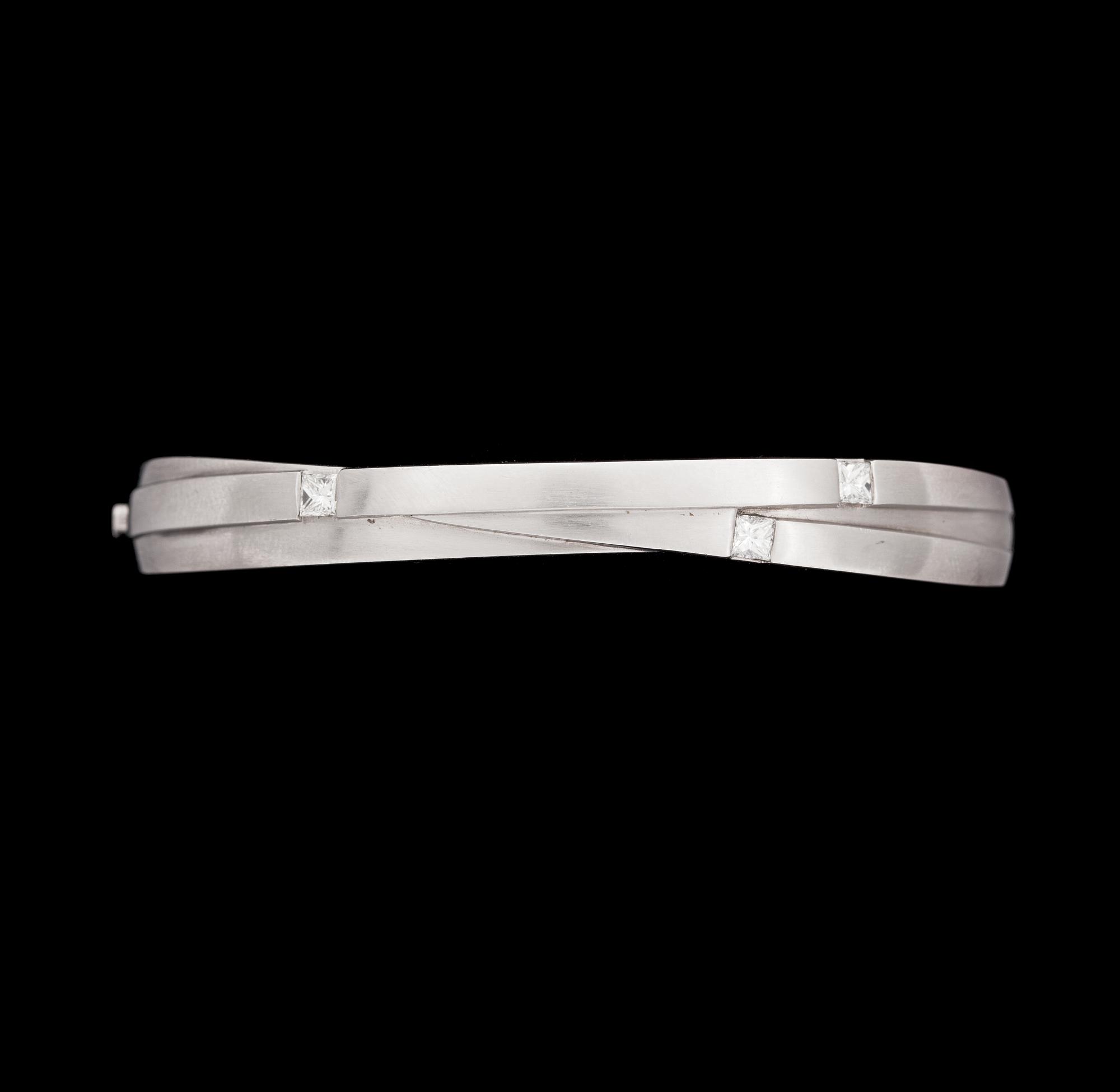 ARMRING, Boodle & Dunthorpe, platina med princesslipade diamanter, tot. 0.54 ct.