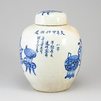 A large blue and white jar with cover, Qing dynasty, late 19th/early 20th century.