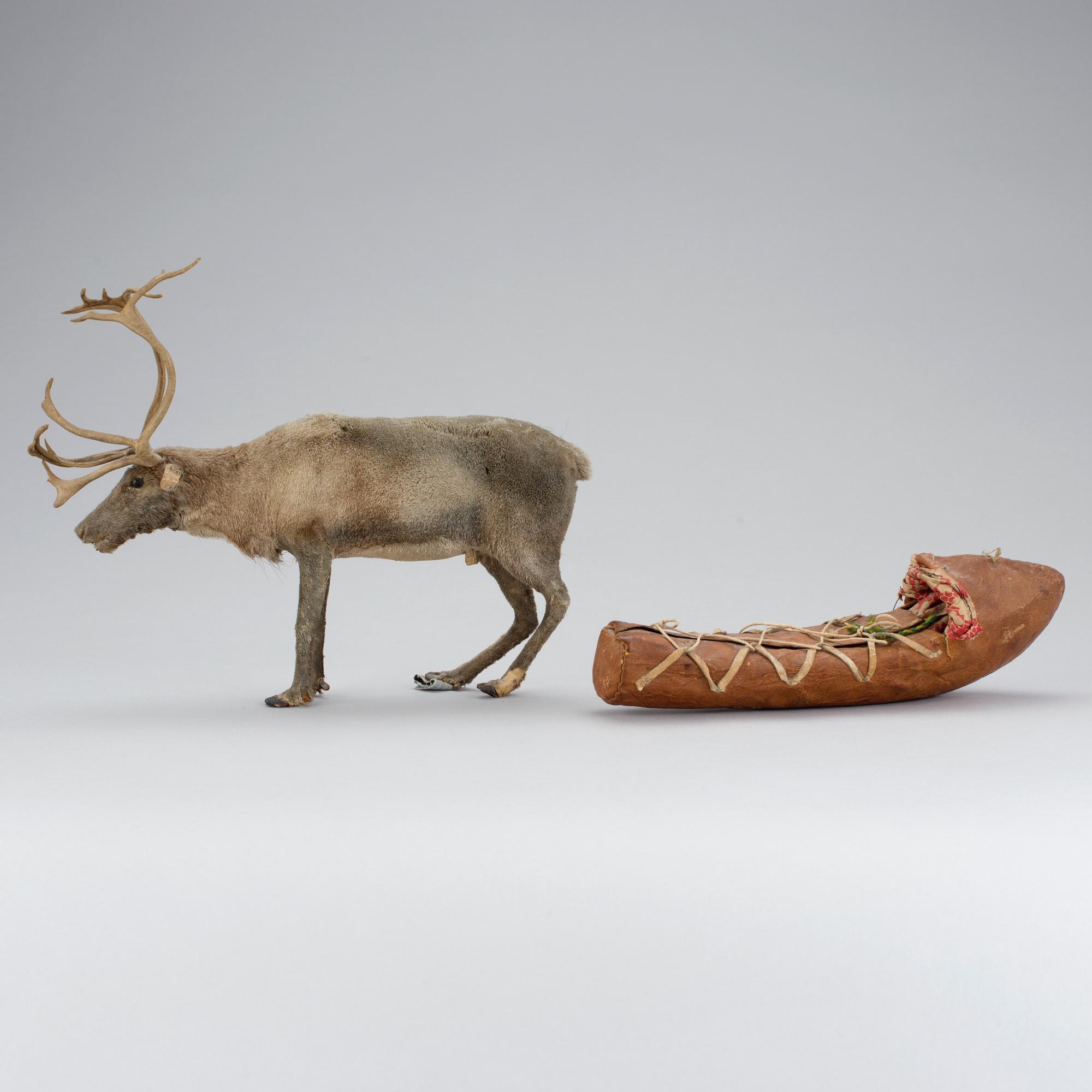 JÖNS PAULUS MICKELSSON HATTA, miniatyrer, ren samt barnvagga.