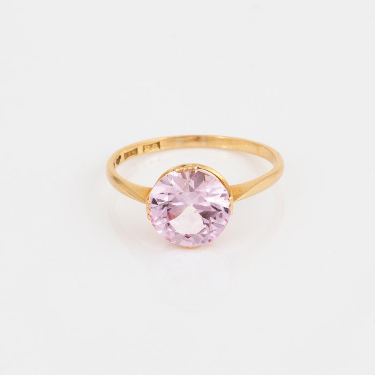 RING, med syntetisk rosa safir.