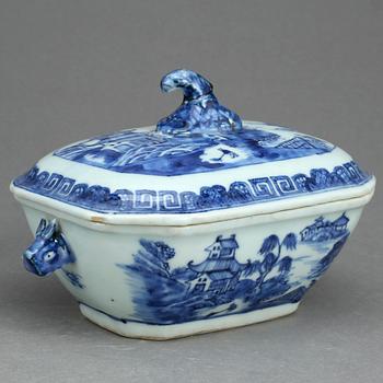SMÖRTERRIN, porslin Kina, Qingsynastin Qianlong (1736-1795).