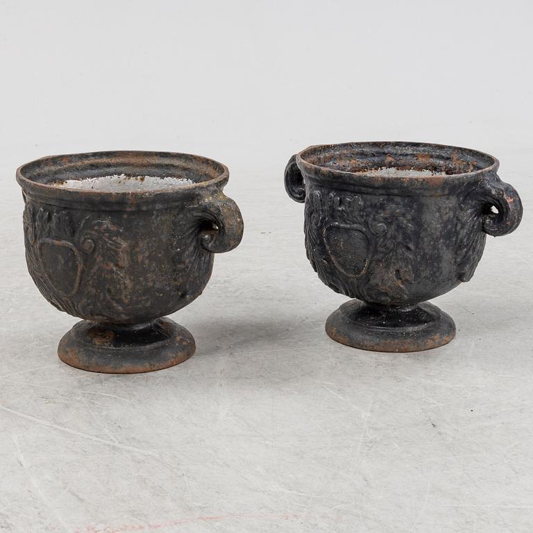 A pair of cast-iron urns, first part of the 20th Century.