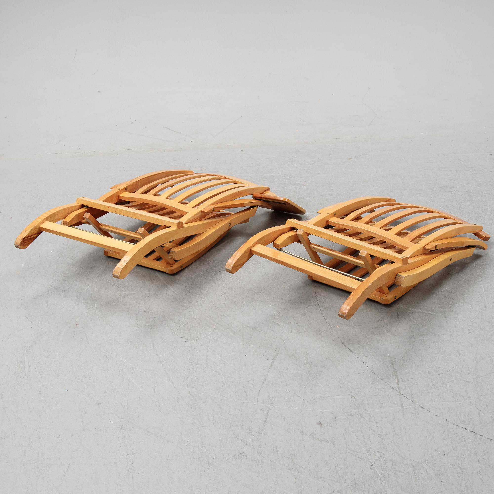 A pair of elm wood lounge chairs, Brogrens, second half of the 20th Century.