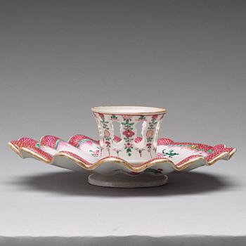 A famille rose trembleuse, Qing dynasty, Qianlong (1736-95).