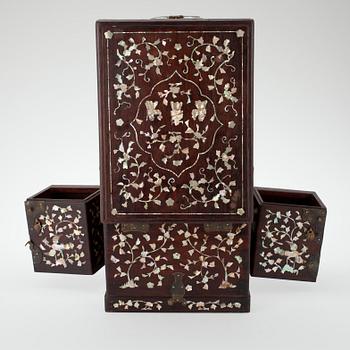 SKRIN, Kina, rosenträ med pärlemorinlägg, 1900-talets början.