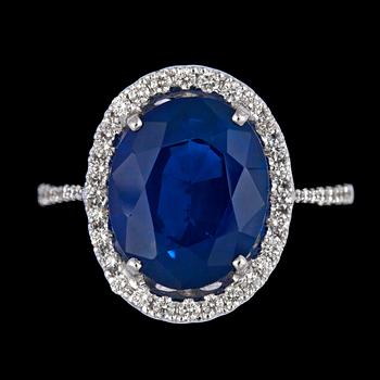 999. RING, blå fasettslipad safir, 7,43 ct och briljantslipade diamanter, tot. ca  0.45 ct.