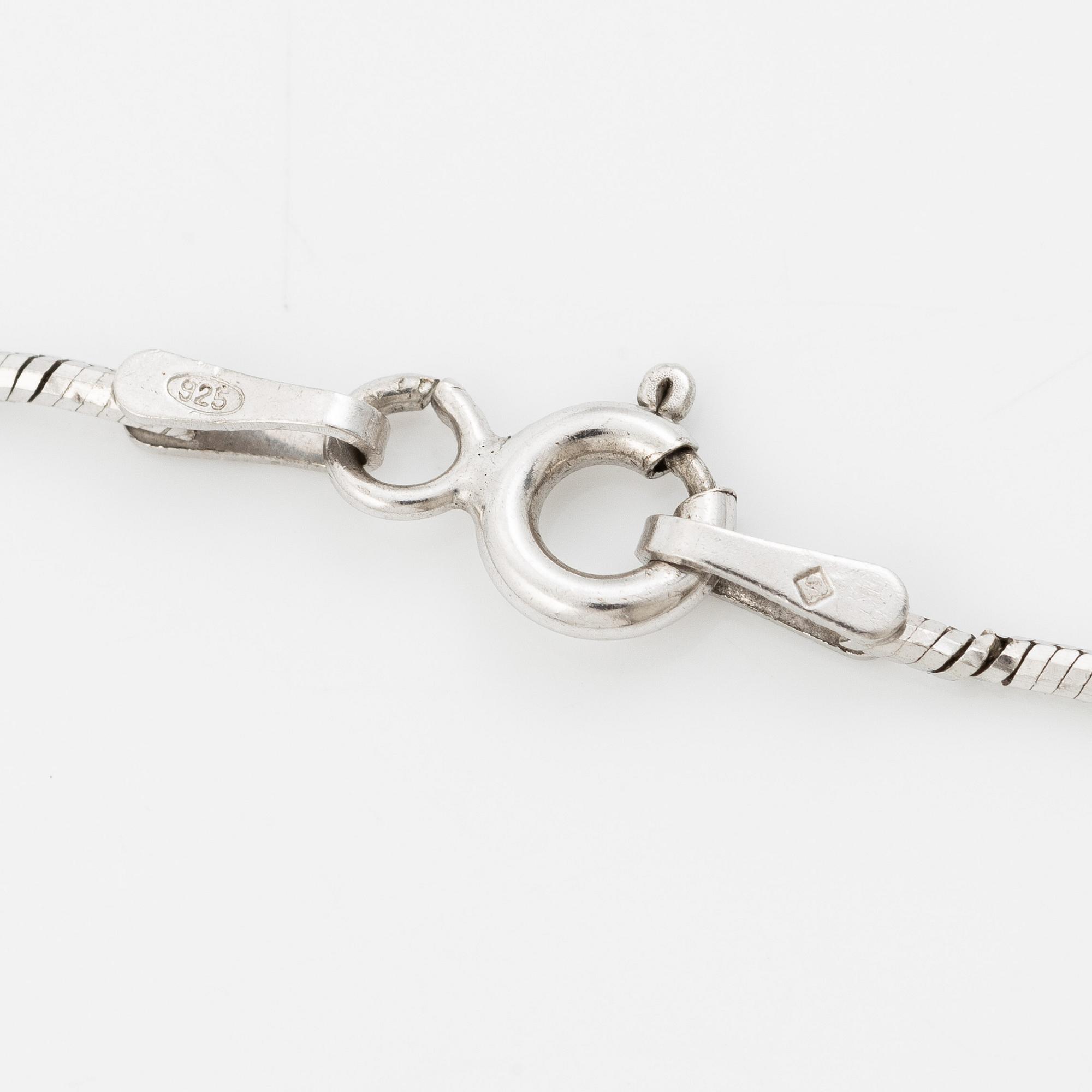 Pendant in 18K white gold set with round brilliant-cut diamonds, with a silver chain.
