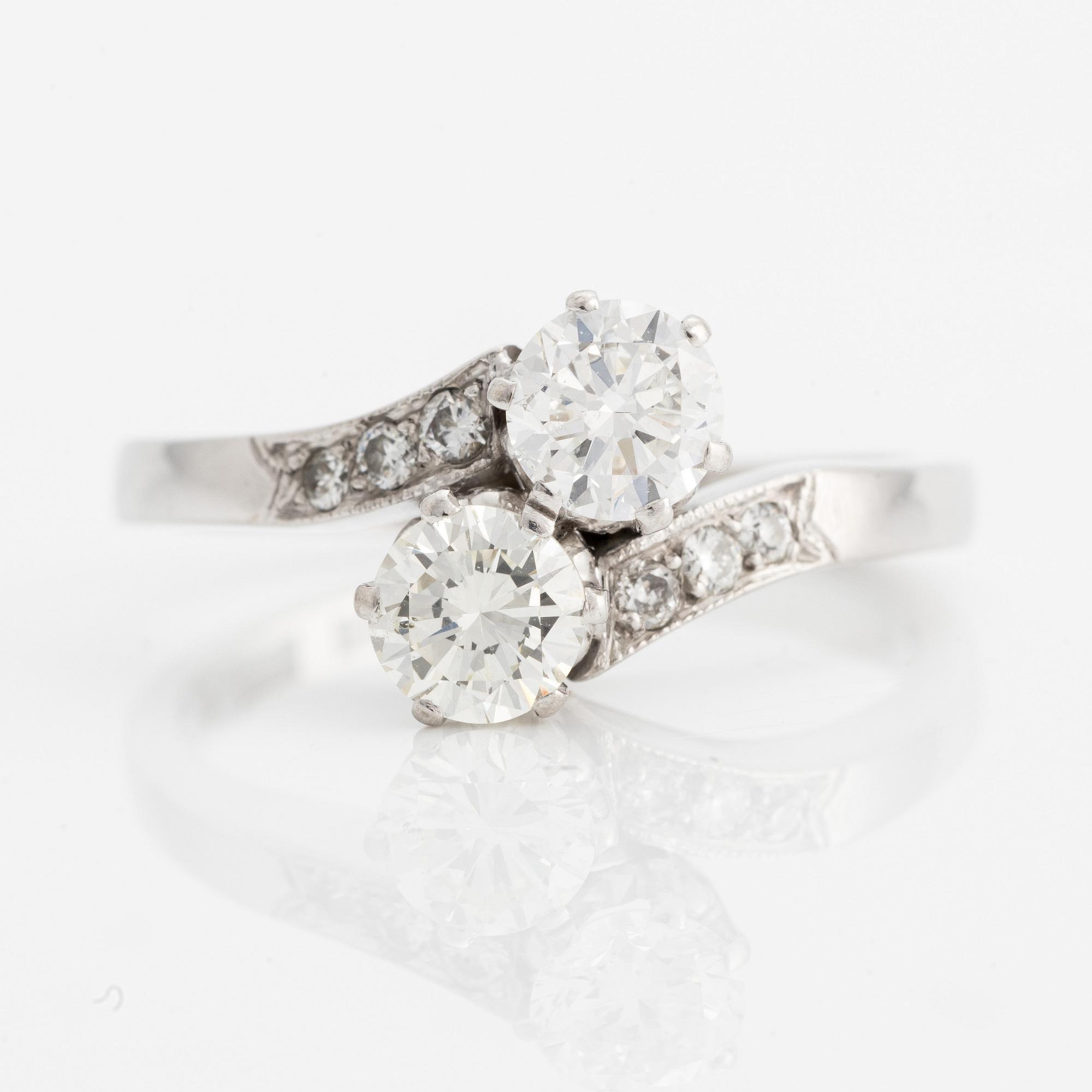 Ring 18K vitguld med två runda briljantslipade diamanter.