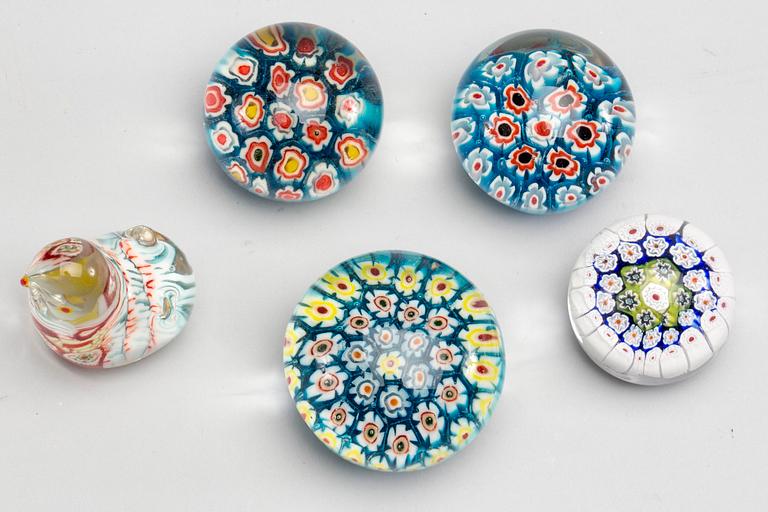 BREVPRESSAR, 5 st, glas, millefiori-teknik, 1900-talets andra hälft.