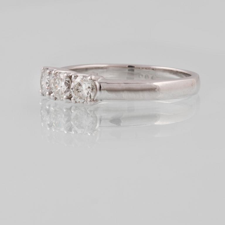 RING, 18K vitguld med 3 briljantslipade diamanter ca 0.82 ct, Milano, Italien. Vikt.