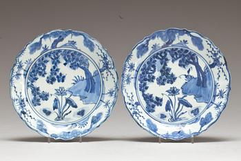 TALLRIKAR, ett par. Porslin. Ming-stil, 1800-tal.