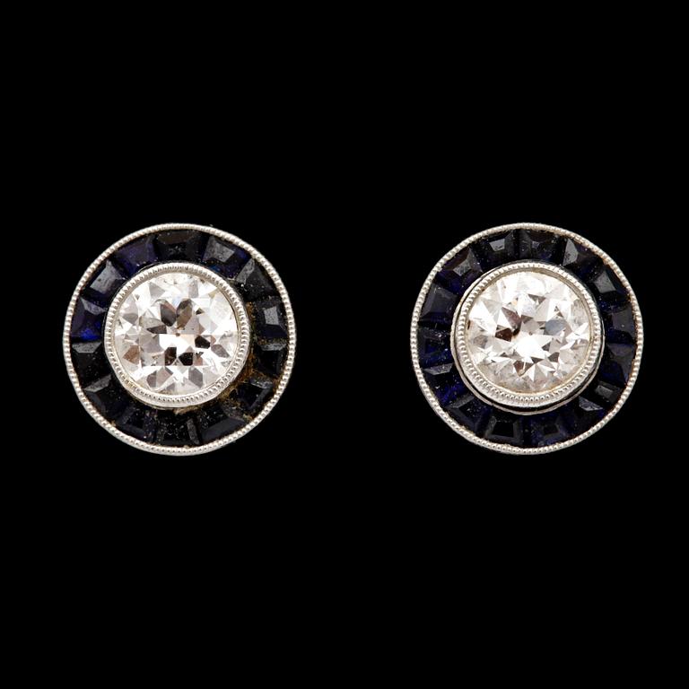 A pair of brilliant cut diamond and carré cut blue sapphire earrings, tot. app. 0.70 cts of diamonds.