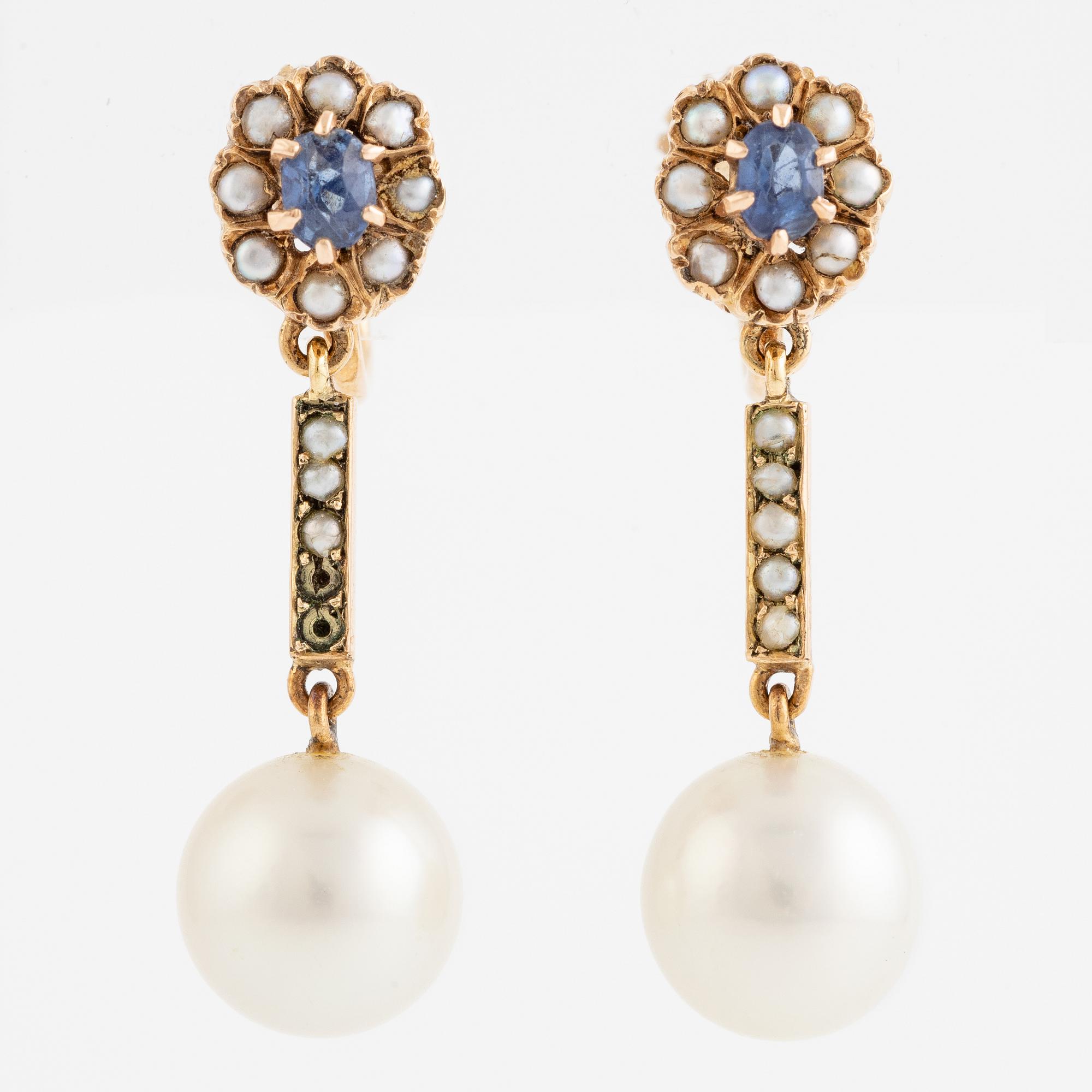 Örhängen, 14K guld med pärlor och safirer.