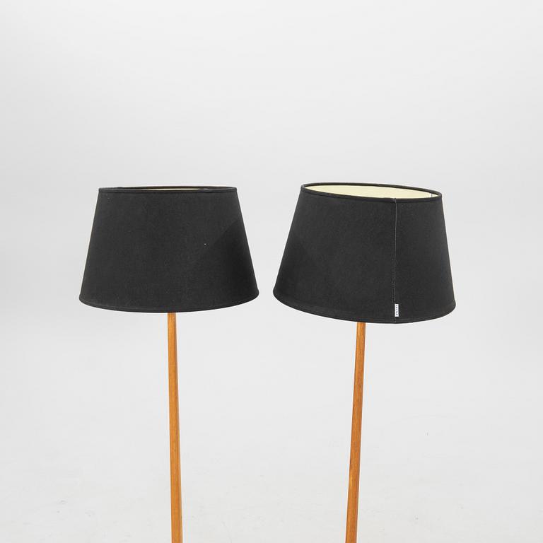 Floor lamps, a pair from the late 20th/early 21st century.