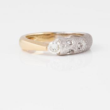 RING, 18K guld och vitguld med 4 briljantslipade diamanter. Vikt 5,8 gram.