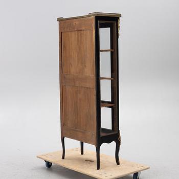 A Louis XVI-style display cabinet, around 1900.