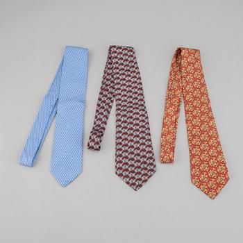 Hermès, 3 silk ties.