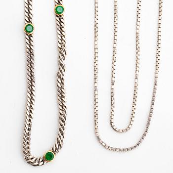 2 chains 18k whitegold, 1 with green stones, total weight 12,4 g.