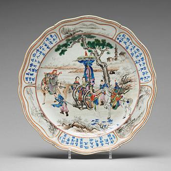 856. A famille rose dish, Qing dynasty. (1664-1912).