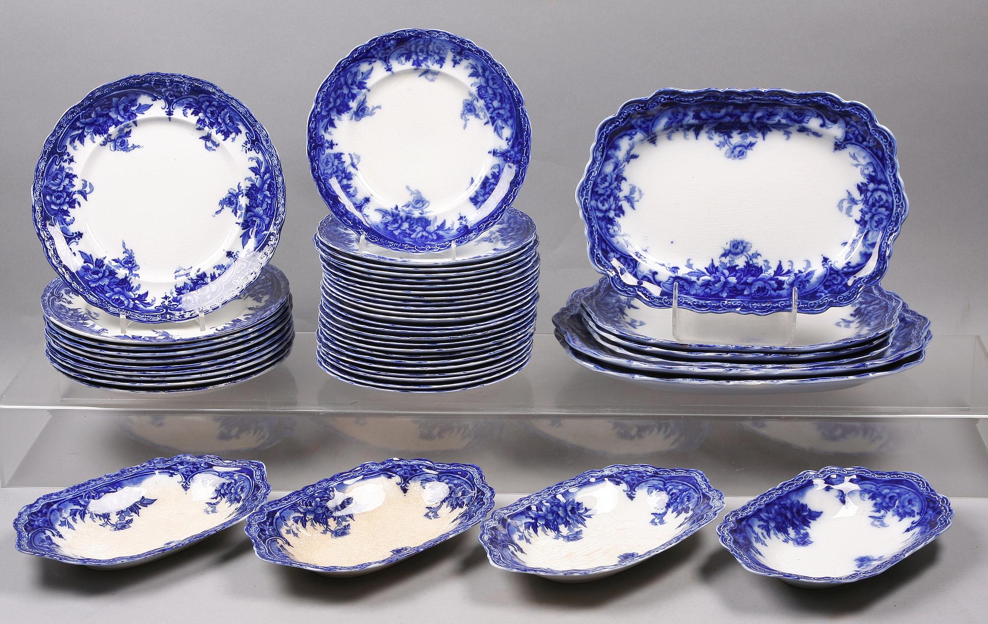MATSERVIS, 118 delar, flintgods, "Roma", Royal Porcelain, Wedgwood, England.