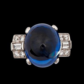 979. A untreated cabochon-cut sapphire, 12.88 cts, and diamond ring.