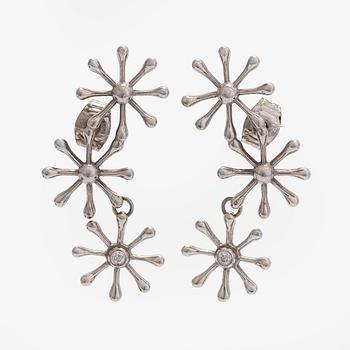 Kalevala Koru, a pair of 18K gold 'Polaris' earrings with brilliant-cut diamonds, Kirsti Doukas.