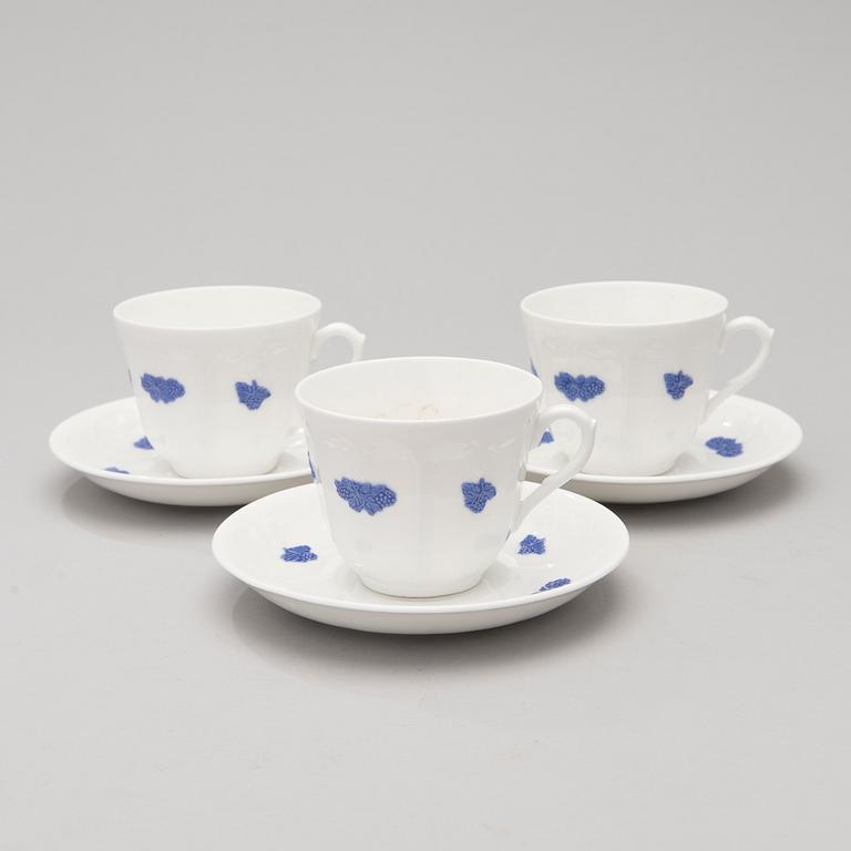 A 43-piece porcelain dinnerware set, "Blå blom", Gustavsberg.