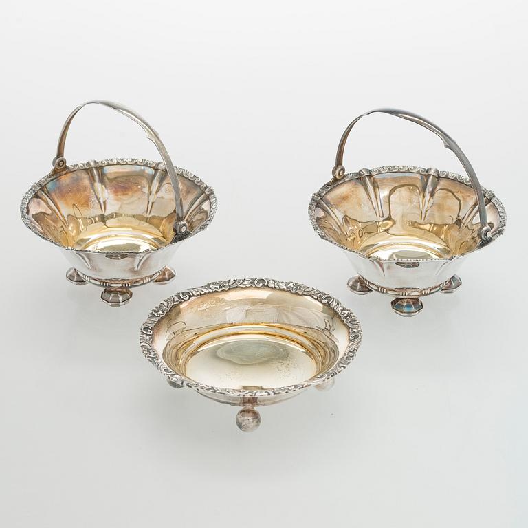 Maljoja, 3 kpl., hopeaa, Suomen Kultaseppä oy, Turku 1951 ja 1954.