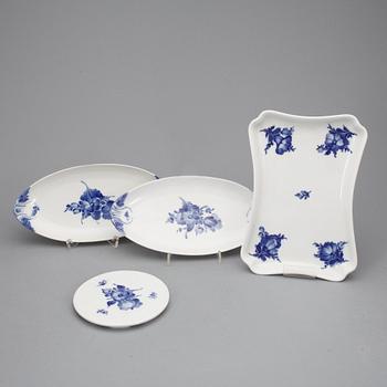 SERVISDELAR, ca160+8 delar, porslin, "Blå blomst", Royal Copenhagen, 1900-tal.