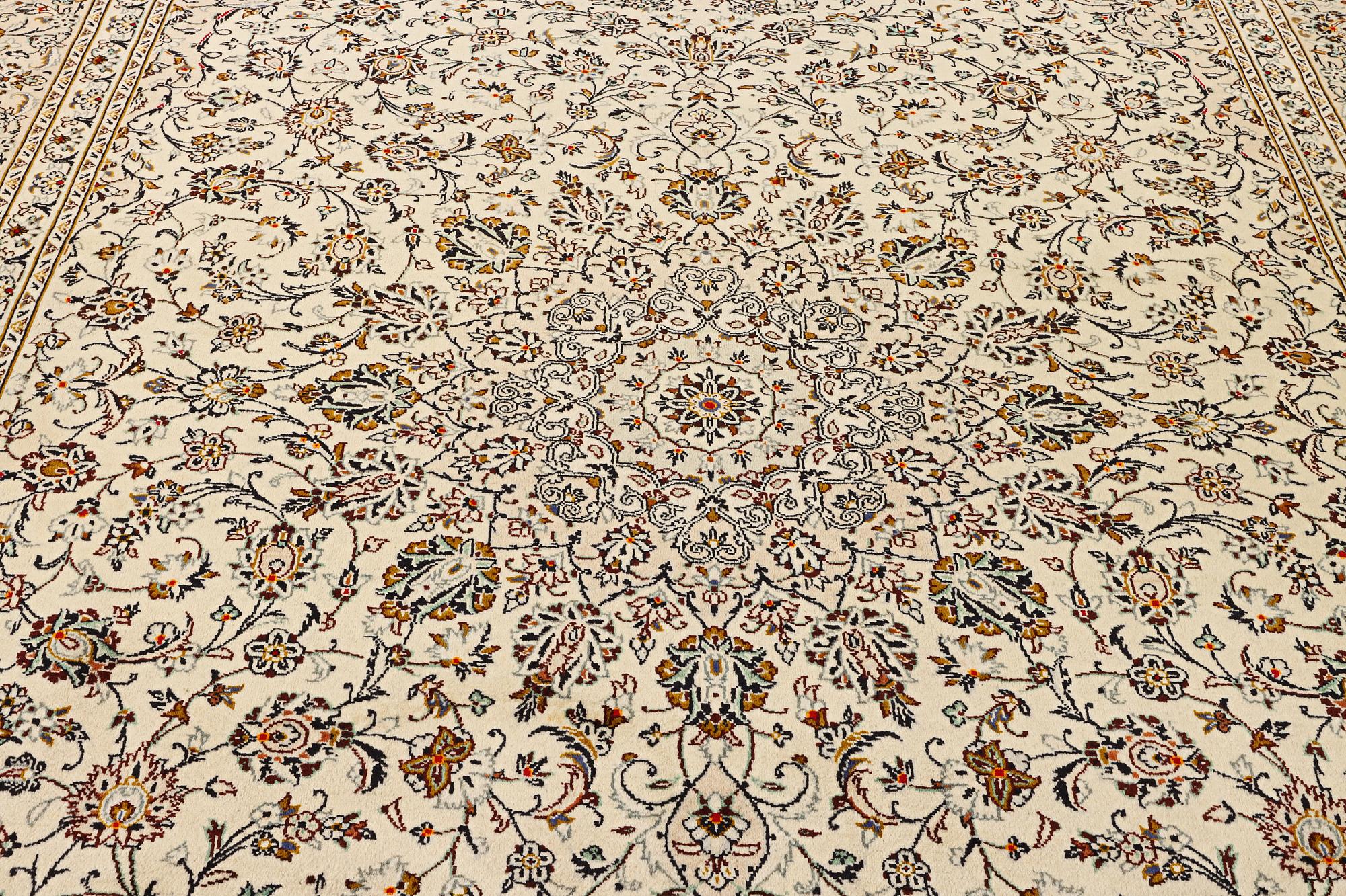 A Kashan carpet, a. 405 x 295 cm.