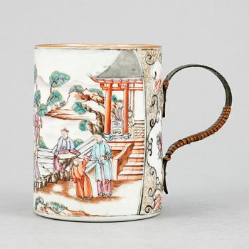 MUGG, porslin, Kina. Qianlong 1736-95.