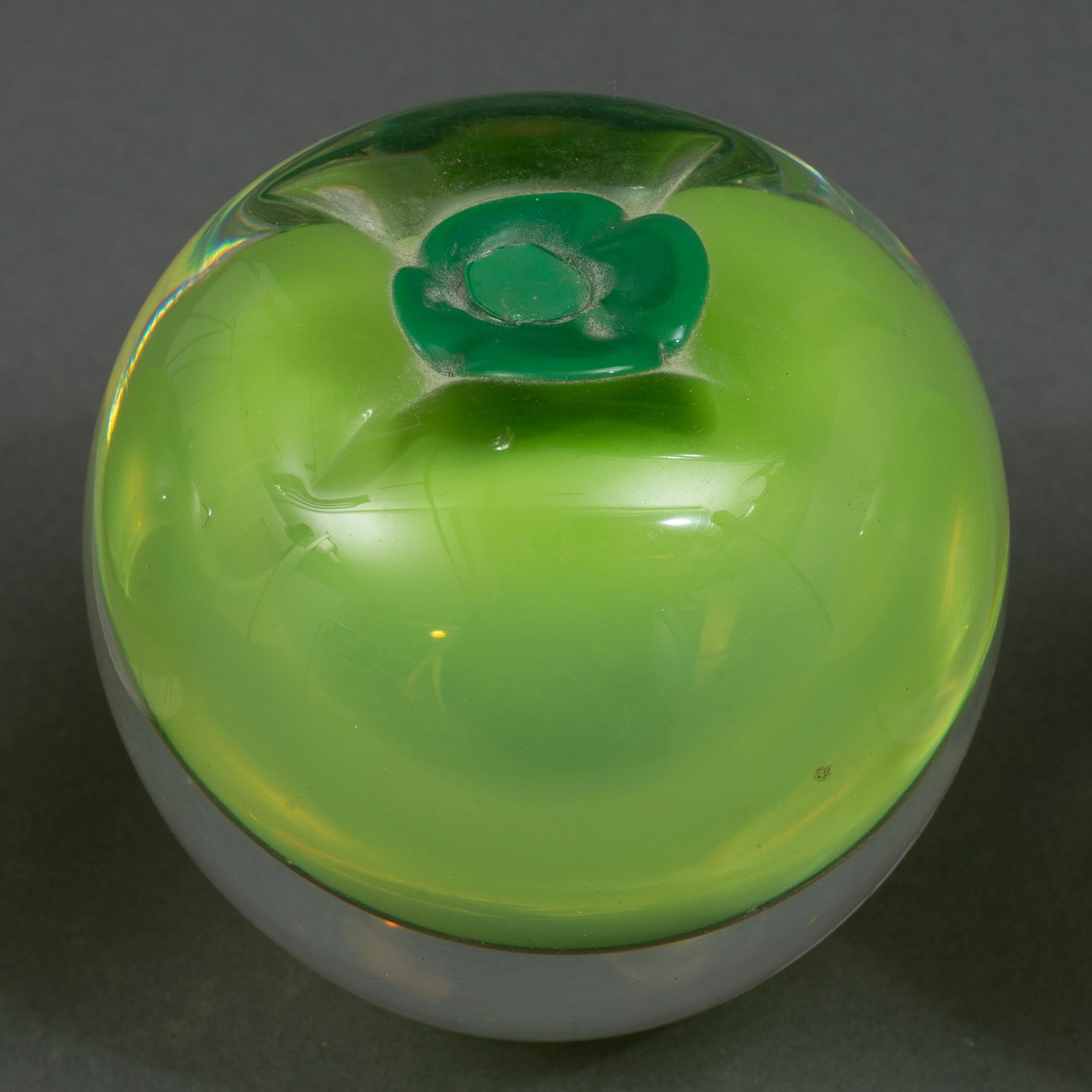 Hanne Dreutler & Arthur Zirnsack, "Äpple-Plommon-fat  nr 1", med åtta frukter i glas, Studio Åhus, 1988.