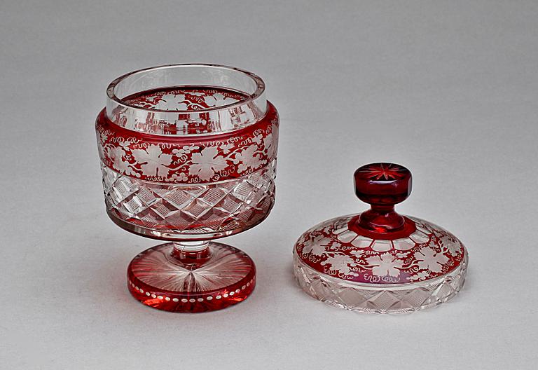 BONBONJÄR, glas, Böhmen, 1900-talets början.