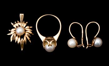 SMYCKESET, ring, hänge samt örhängen, 14 k guld med pärlor. Ryssland, 1955. Totalvikt ca 10 g.