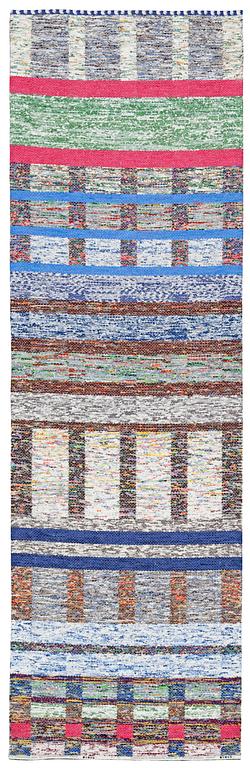 MATTA. Trasmatta av Josef Franks textilier. 400 x 130 cm. Design av Cilla Ramnek. Handvävd av Vandra Rugs.