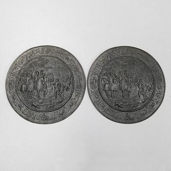 SKÖLDAR, 2 st, gjutjärn, 1900-talets första hälft.
