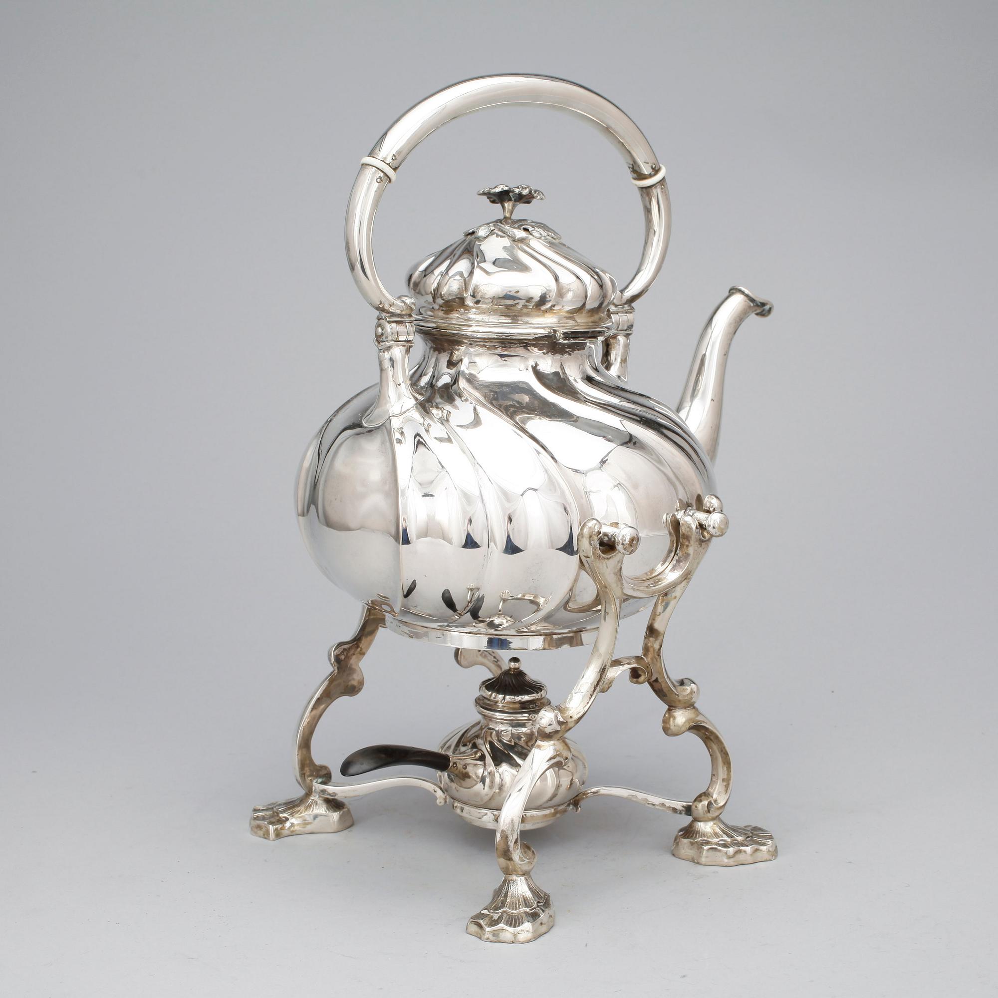 TÉKANNA PÅ RECHAUD, silver, rokokostil Christian F. Heise, Danmark. 1917. Totalvikt 1517 gram.