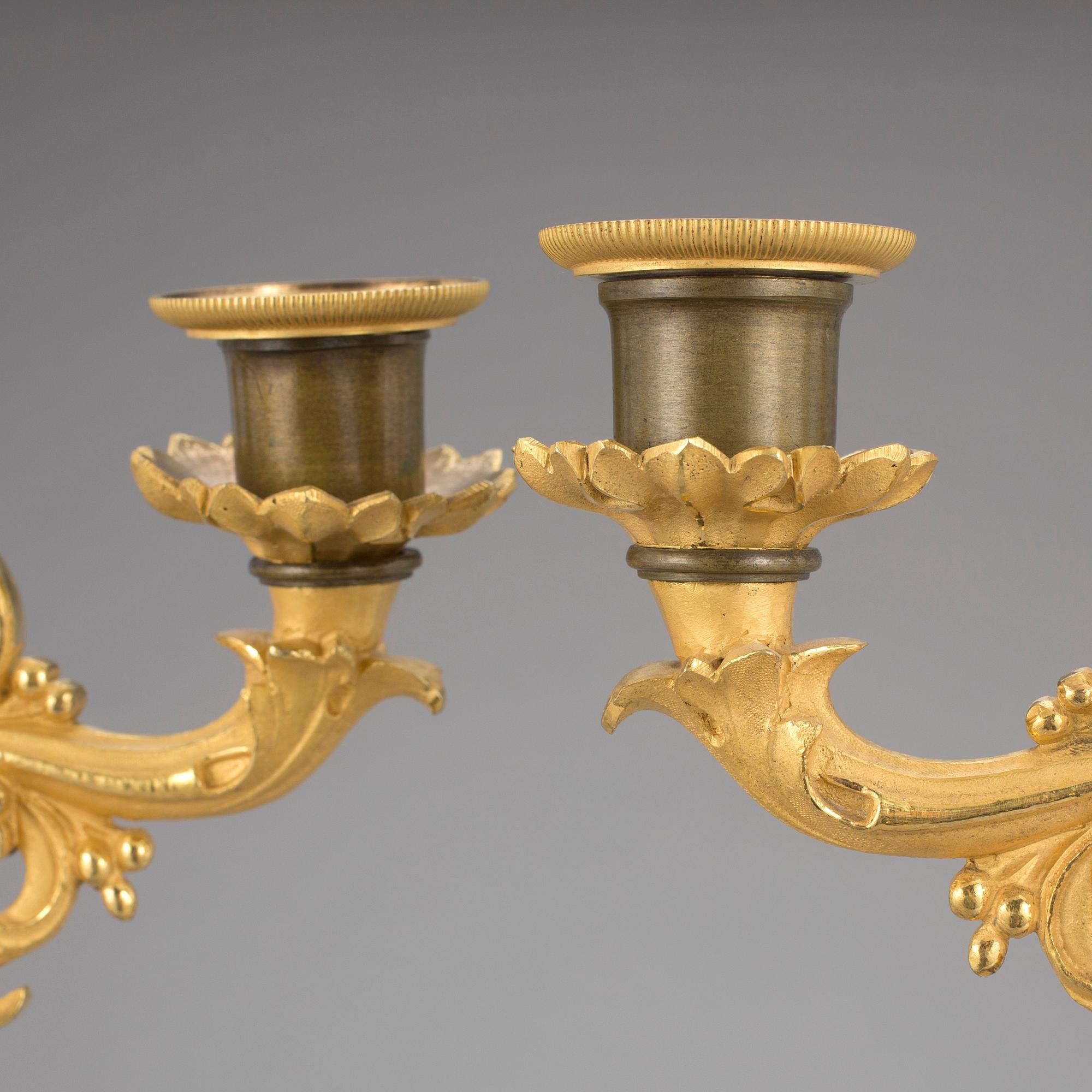 KANDELABRAR, ett par. Förgylld och patinerad brons. Senempire Frankrike, 1800-talets mitt.