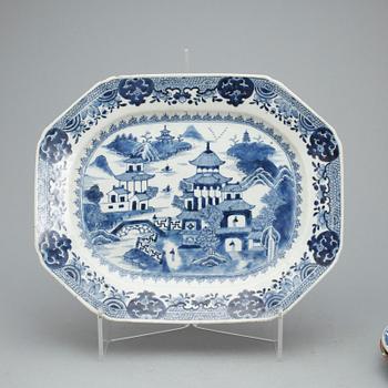 STEKFAT samt TALLRIKAR, 4 delar, porslin, Qing dynastin, Kangxi resp Qianlong, 1700-tal.