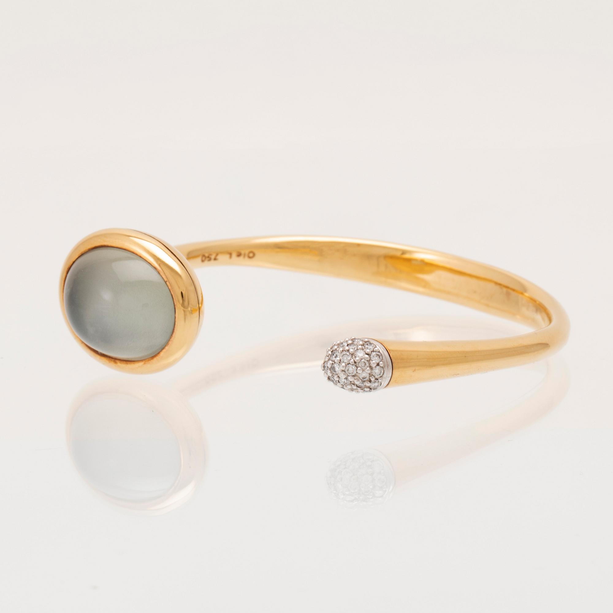 Ole Lynggaard, bracelet "Emeli" in 18K gold with a cabochon-cut moonstone and round brilliant-cut diamonds.