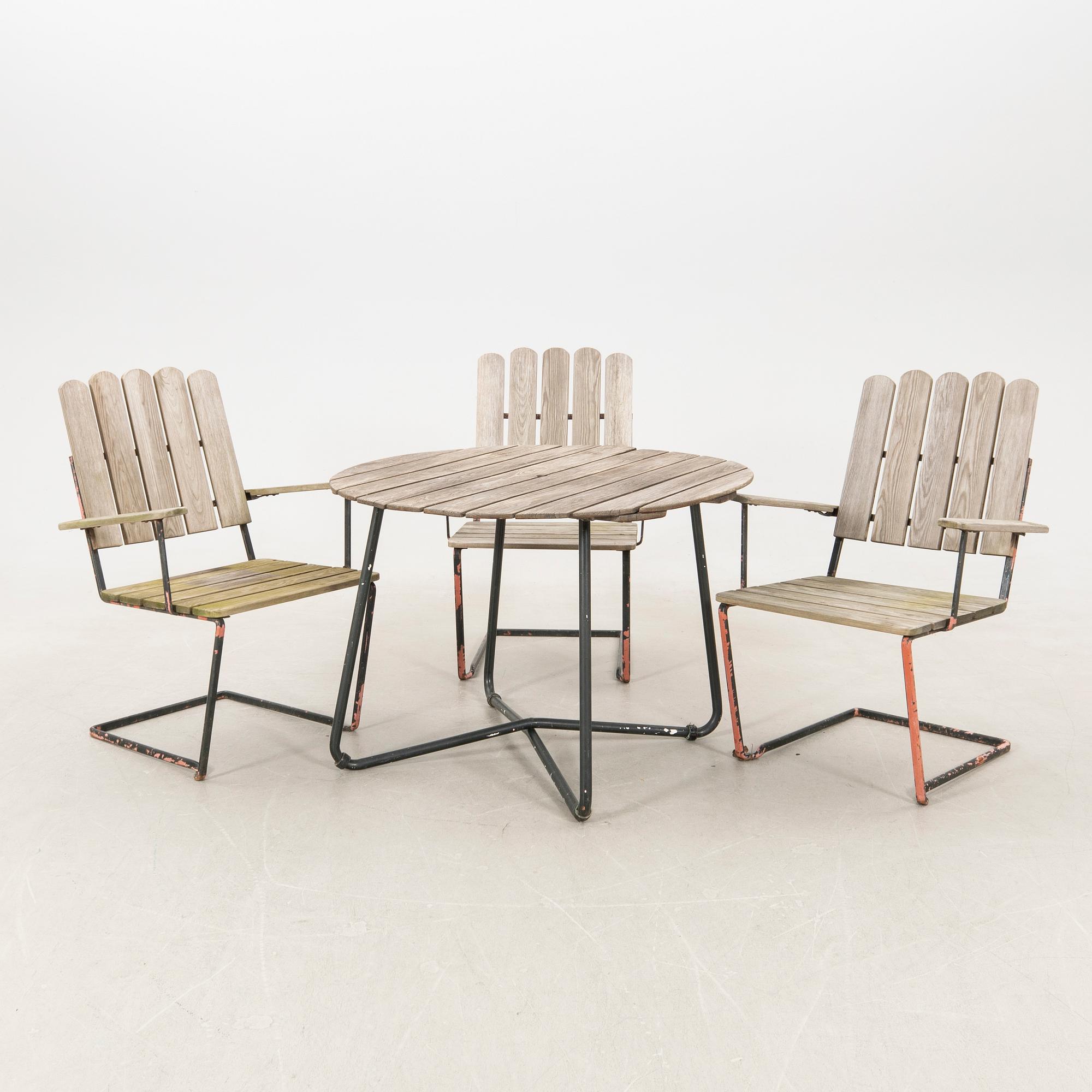 Arthur Lindqvist, Chairs "A2" 3 pcs, Grythyttan 20th century, along with accompanying table.