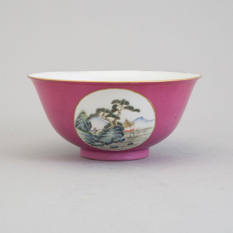 A pink-ground 20th century porcelain bowl, with Guangxus mark to the base.