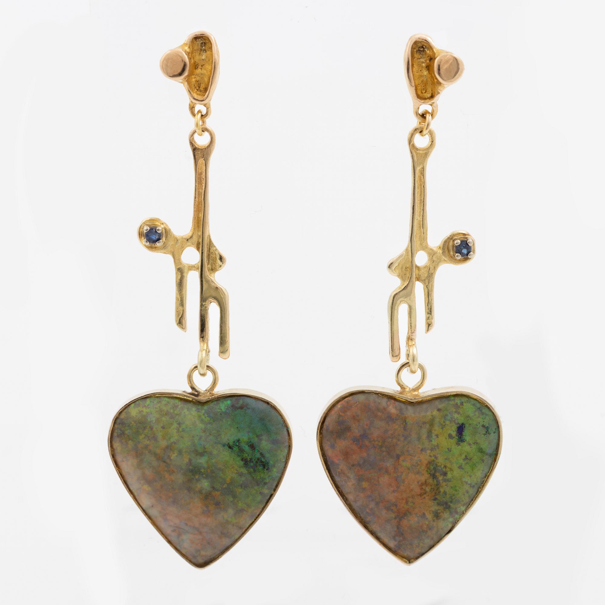 A pair of earrings 14K gold with opal.