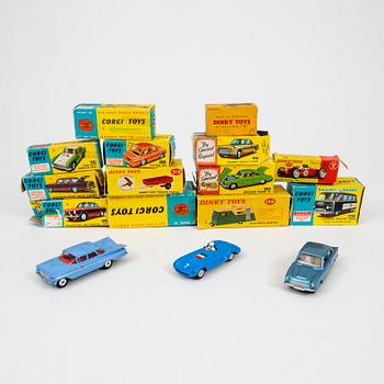 CORGI TOYS samt DINKY TOYS, 13 delar, England, 1960-tal.