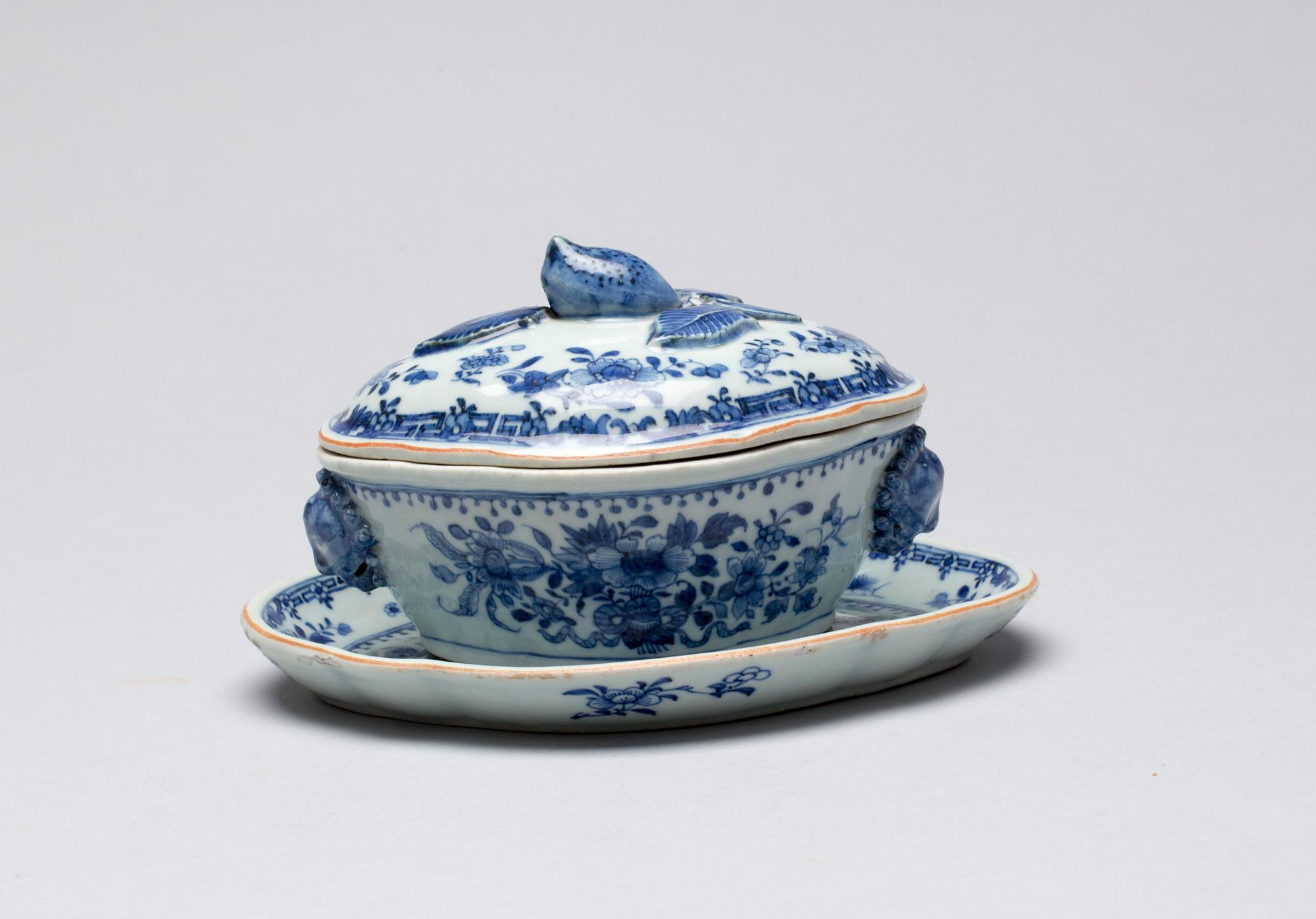 SMÖRTERRIN MED FAT, porslin, Kina, Qingdynastin, Qianlong (1736-1795).