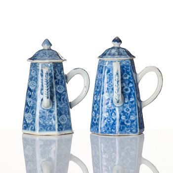 A pair of blue and white miniature porcelain pots with covers, Qing dynasty, Kangxi (1662-1722).