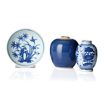 1311. A set with two tea caddies and a dish, Transition and 18th century.