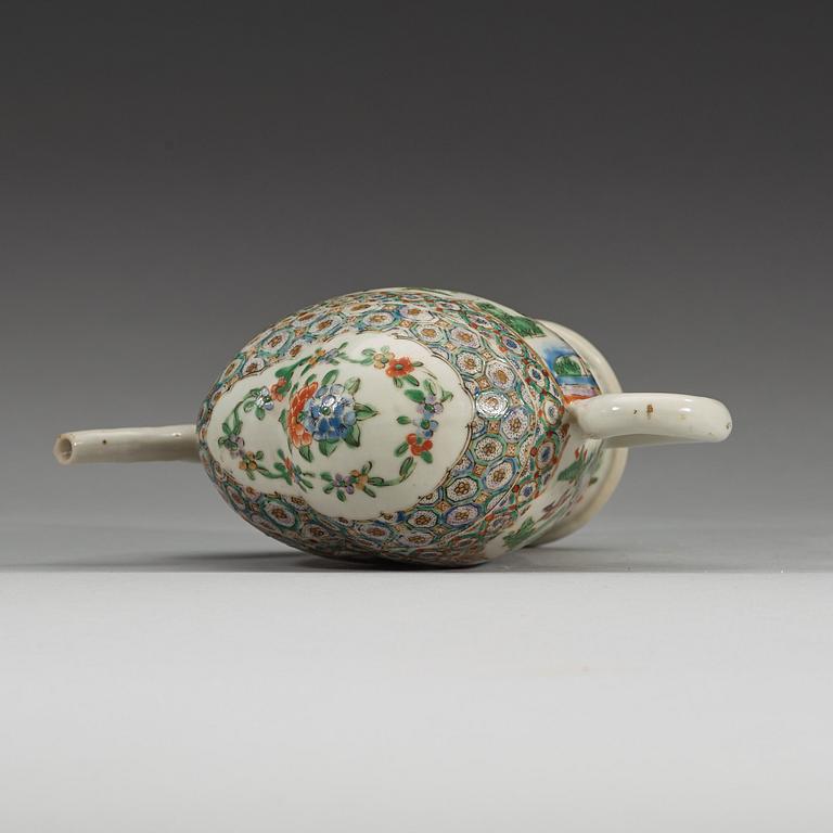 A Chinese cadogan tea pot, Qing dynasty, 19th Century.