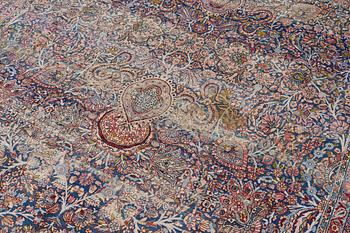 An antique Kirman carpet, ca 410 x 290 cm.