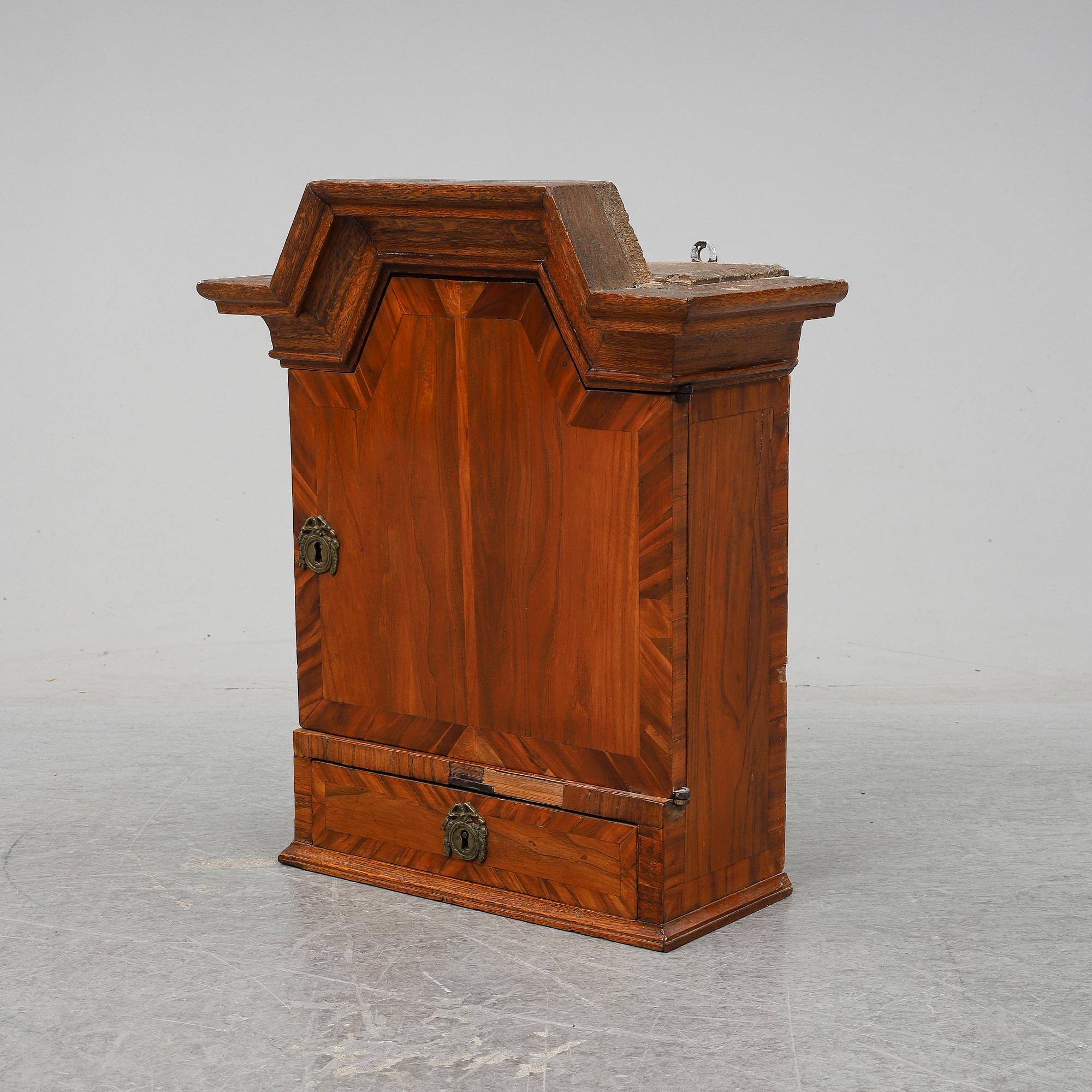 VÄGGSKÅP, barock, 1700-talets första hälft.